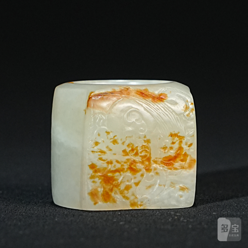 明 白玉红皮巧雕螭龙纹扳指